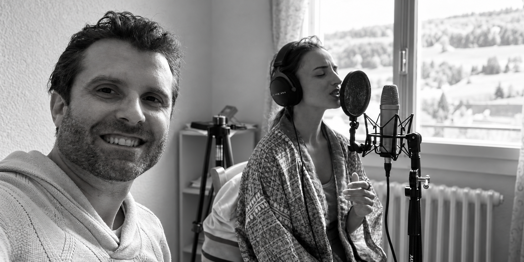 Kelly Aura et Yves Ruhlmann pendant l’enregistrement de la voix d’Amour et Gratitude, dans le home studio d’Yves Ruhlmann au Pont, Vallée de Joux, 2024